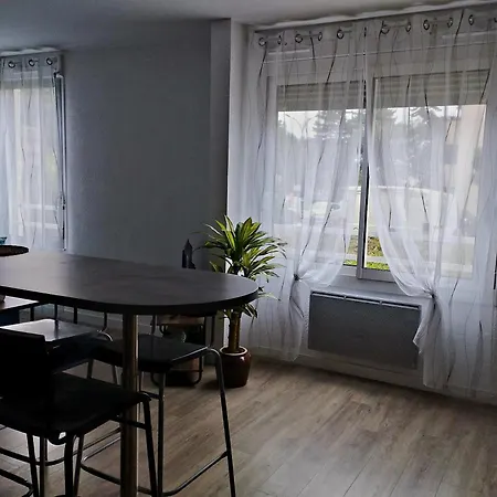 Chazy Pres De La Cite De L'espace *